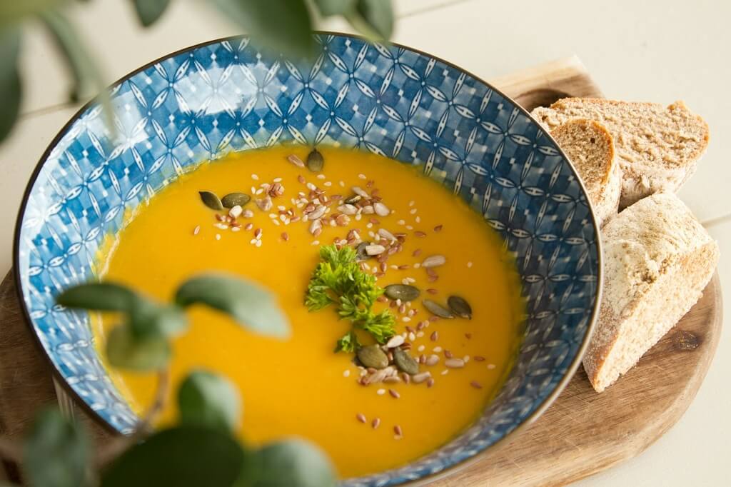 Ready-made Turkish lentil soup with bread